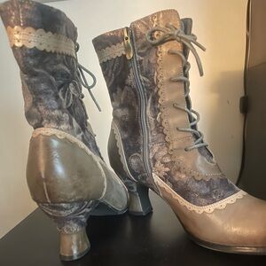 L'ATISTE Lace-Up Ankle Boots - Gray and Cream
